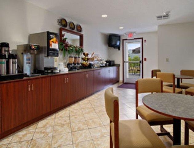 Microtel Inn And Suites Gassaway Restaurant photo